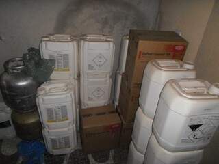 Agrotóxicos estavam armazenados na casa ao lado de botijões de gás (Foto: Divulgação/PMA)