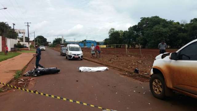 Motociclista de 25 anos morre ap&oacute;s bater em caminhonete