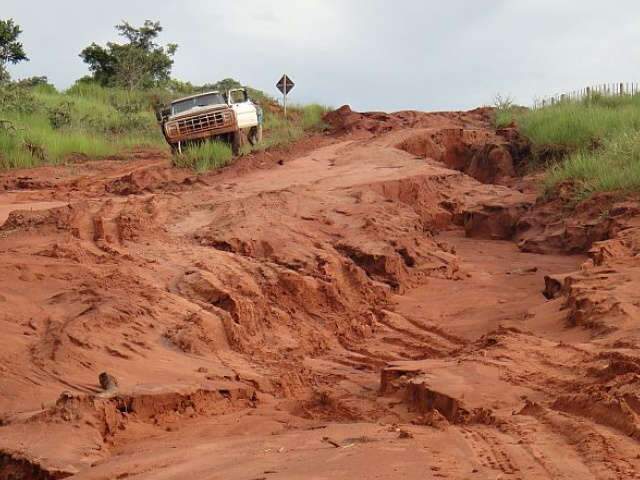  Rep&oacute;rter News: Pecuarista reclama do estado da estrada MS-040