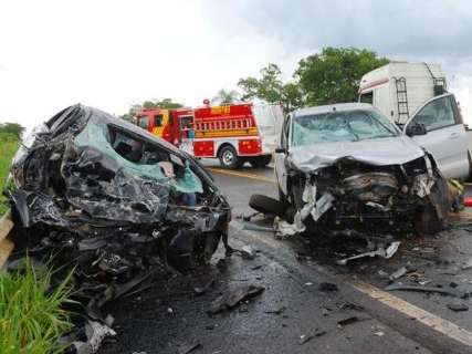 Colisão frontal entre veículos mata condutor e fere outro na BR-267