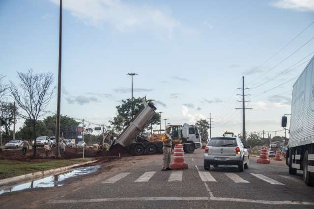 Prefeitura come&ccedil;a obra de retorno em frente a terminal e tr&acirc;nsito &eacute; desviado