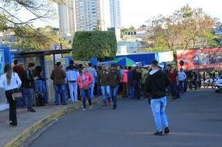 Movimentação dos candidatos em frente à Uniderp, um dos locais de provas em Campo Grande (Foto: Marina Pacheco)
