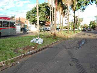 No asfalto ficaram marcas de frenagem. (Foto: Simão Nogueira) 