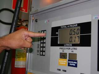 Cada motorista colocou R$ 0,50 de gasolina (Foto: Paula Maciulevicius)