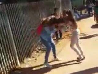 Duas estudantes brigaram no portão da maior escola pública de Ponta Porã (Foto: Reprodução)