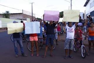 Algumas pessoas levaram cartazes pedindo semáforos para o cruzamento (Foto: Cleber Gellio)