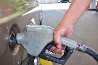 Litro da gasolina tem preços de R$ 2,59 a R$ 2,78, conforme o posto na Capital (Foto: João Garrigó 24/02)