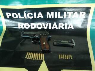 Arma apreendida pela PRE em poder de passageira de ônibus. (Foto: Divulgação-PRE)