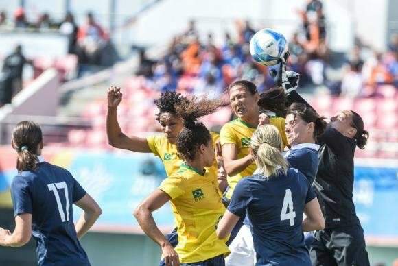 Com gol no último lance, Brasil conquista ouro no futebol feminino militar