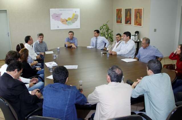 Prefeito suspende contratos e manda equipe assumir limpeza de reparti&ccedil;&otilde;es