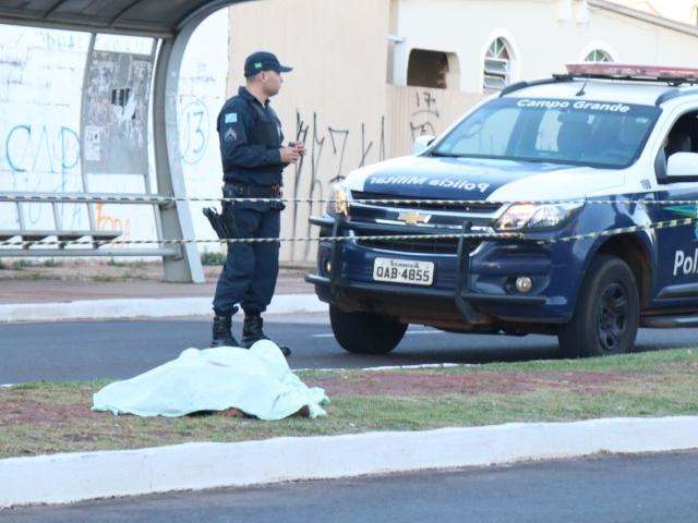 Homem &eacute; morto com 3 tiros na cabe&ccedil;a em canteiro na J&uacute;lio de Castilho