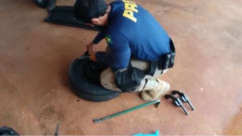 PRF recupera carro furtado e encontra armas escondidas em pneu