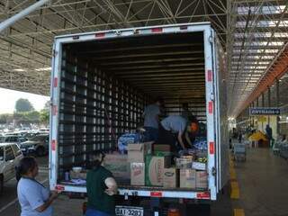 Caminhão com alimentos será doado à AACC pela PRF (Foto: Divulgação)