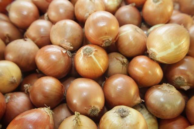 Puxada pela batata e cebola, cesta b&aacute;sica tem alta de 1,3%