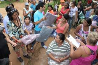 Moradores de comunidade carente recebem doações (Foto: divulgação / Águas Guariroba)