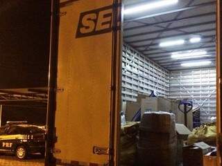 Caminhão que presta serviço para os Correios era usado para transportar contrabando (Foto: Divulgação/PRF)