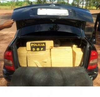Os pacotes da droga foram encontrados no porta-malas de um veículo Corsa. (Foto: Dourados News)