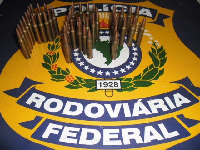 Homem abandona carro com 163 kg de maconha e muni&ccedil;&atilde;o de fuzil na BR-463