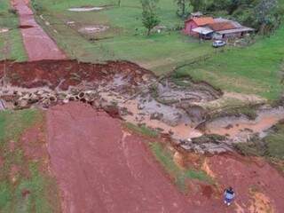 Cenário de destruição aconteceu em Novo Horizonte do Sul (Foto: Mandy/Vale Do Ivinhema)