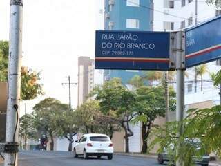 Acidente ocorreu no cruzamento das ruas Barão do Rio Branco com Bahia. (Foto: Henrique Kawaminami)