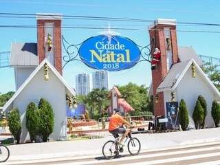 Ciclista passeia em frente à Cidade do Natal na Avenida Afonso Pena (Foto: Arquivo/Campo Grande News)