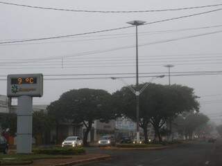 Termômetro na Hayel Bon Faker, em Dourados, marca 9 graus às 6h40 (Foto: Helio de Freitas)