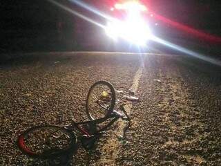 Bicicleta ficou destruída após a colisão. (Foto: Corpo de Bombeiros/O Pantaneiro) 