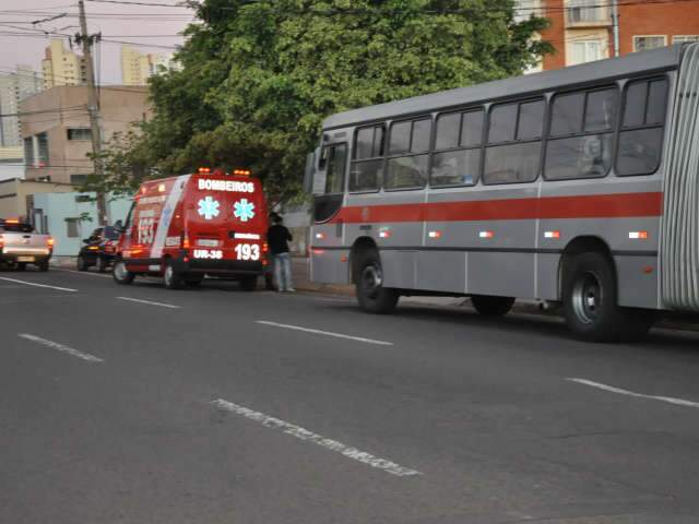  Janela de &ocirc;nibus quebra e passageira fica ferida ao ser atingida por estilha&ccedil;os  