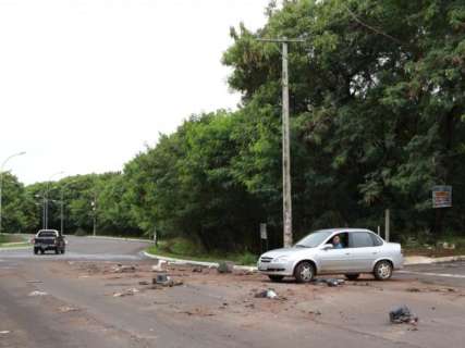 Após chuva, enxurrada arrasta lixo e lama para avenida da Vila Almeida 