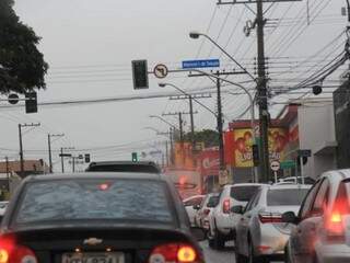 Em cruzamento da Ceará com a Manoel Inácio de Souza, semáforo não funciona, mas trânsito flui normalmente. (Foto: Marina Pacheco)