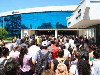Multidão de candidatos entram em universidade para fazer Enem em 2016 (Foto: Marcos Ermínio / arquivo)