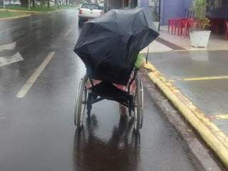 Cadeirante se protegendo com guarda chuva quebrado no Santa Fé (Foto: Simão Nogueira)