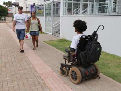 Na cadeira de rodas, Maikon passa semana entre venda de balas e treino de bocha