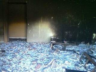 Cômodo destruído por incêndio em boate (Foto: Umberto Zum / Tá Na Mídia Naviraí)