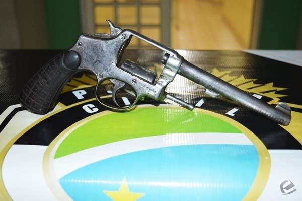 Jovem de 20 anos &eacute; executada na rua e adolescente &eacute; principal suspeito