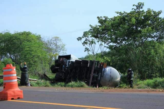 Carreta carregada com metanol tomba na BR-163 e corre risco de explodir
