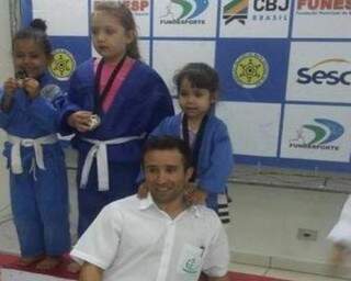 Marcelo Matos (branco) é técnico de judô e também atua em   gestão esportiva  (Foto: Divulgação)