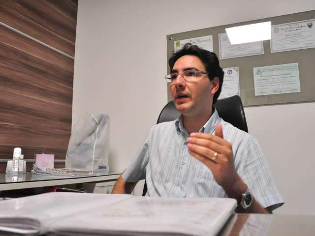  Cansados de presenciar acidentes, comerciantes pedem sem&aacute;foro em cruzamento 
