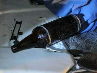 Garrafa &quot;litrão&quot; de cerveja foi encontrada no interior do veículo que capotou (Foto: Alcides Neto)