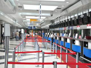 Check-in das companhias aéreas sem filas na manhã desta segunda-feira (Foto: João Garrigó)