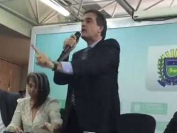 Ministro bate boca com produtora, pede paz e promete investigar amea&ccedil;as
