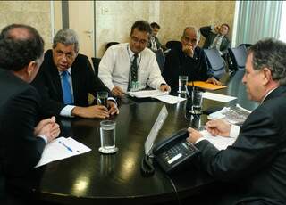 André conversa com minist4ro Fernando Bezerra, observado pelo deputado Edson Giroto (PMDB-MS) e o superintendente da Sucedo, Marcelo Dourado.
