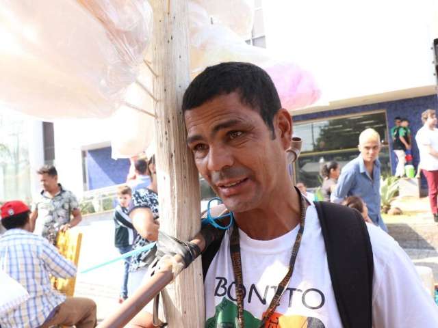 Com salgado frito na hora e doces, ambulantes investem na variedade