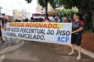 Os professores estão em greve e realizaram  diversos protestos pela cidade pedindo o reajuste. (Foto: Alcides Neto)