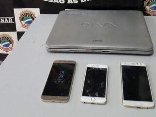 Celulares apreendidos com o suspeito (Foto: Divulgação Polícia Civil)