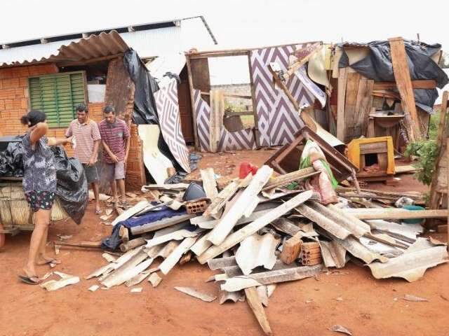 Depois de temporal, 17 fam&iacute;lias s&atilde;o atendidas pela Defesa Civil