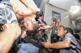 Autor do crime chega à sede da Depac Centro, nesta segunda-feira (08). (Foto: Fernando Antunes) 