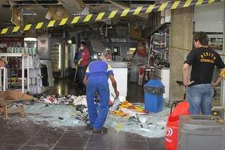 Conveniência ficou destruída com a explosão. (Foto: Norbertino Angeli/Jovem Sul News)
