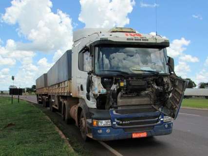 Caminh&atilde;o avan&ccedil;a preferencial e colide em carreta no trevo da BR-163