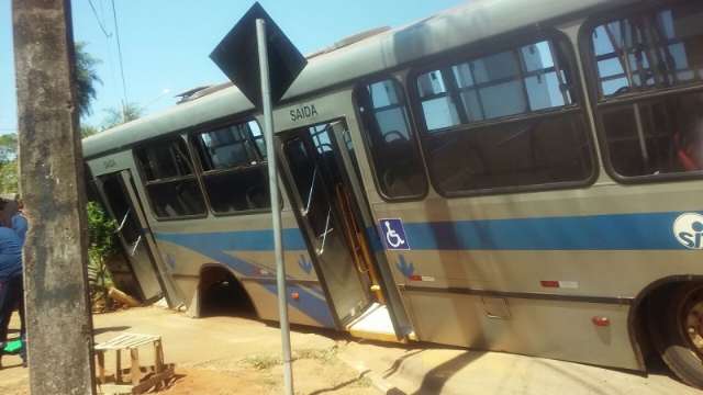&Ocirc;nibus de uma d&eacute;cada quebra, fere cinco e exp&otilde;e frota prec&aacute;ria
